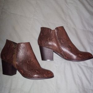 Women's size 8.5 faux croc ankle boots in brown